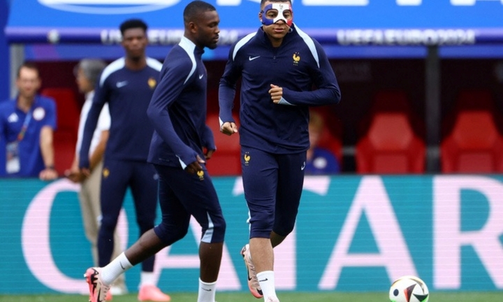 Mbappe mang mặt nạ bảo vệ, sẵn sàng cùng đội tuyển Pháp đối đầu Hà Lan