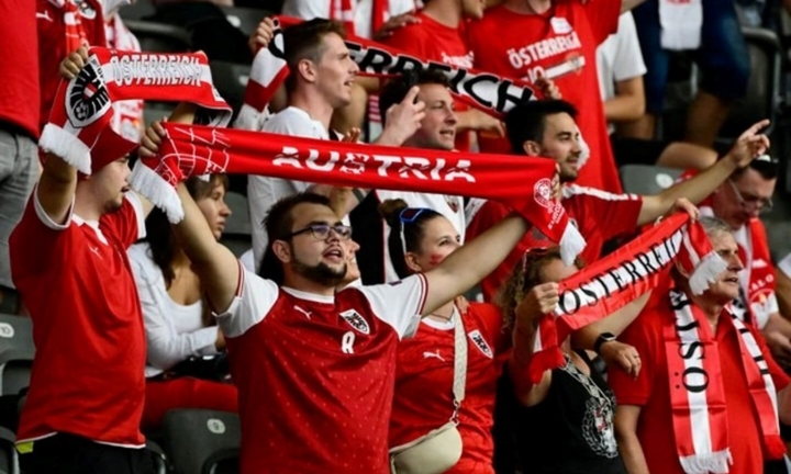 EURO 2024: Một CĐV ngã lộn nhào từ khán đài xuống đất, bất tỉnh