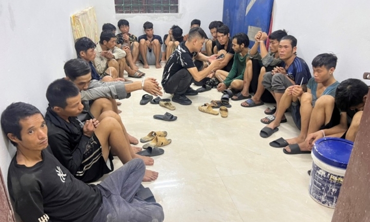 Kiểm tra ô tô 16 chỗ, phát hiện 19 đối tượng nghiện ma túy