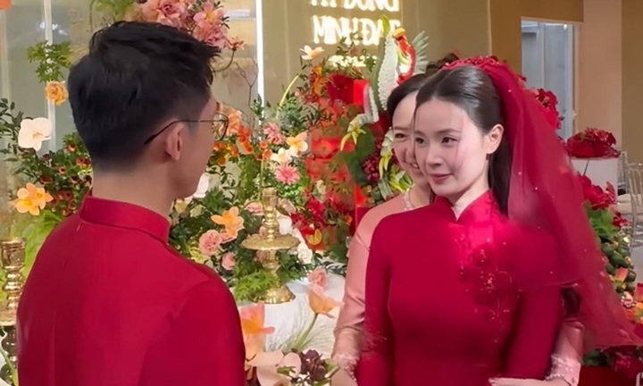 Cận cảnh nhan sắc sáng bừng của Midu khi diện áo dài đỏ trong lễ ăn hỏi