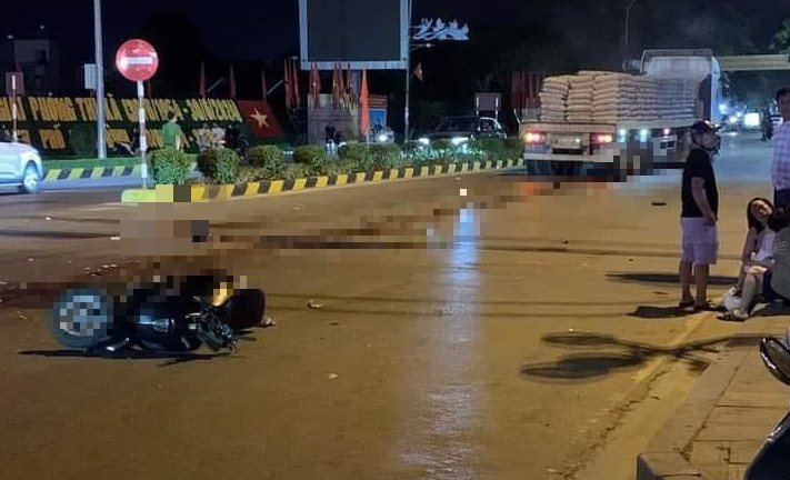 Va chạm với ô tô đầu kéo, nữ sinh tử vong thương tâm