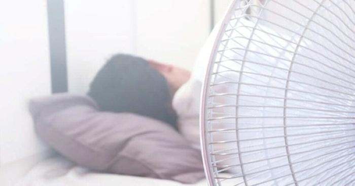 Nên đặt quạt dưới chân hay bên hông khi ngủ?