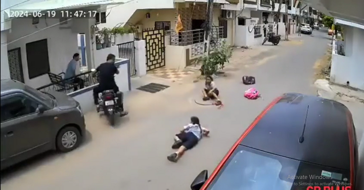 Ô tô đang di chuyển, hai học sinh bất ngờ rơi khỏi xe