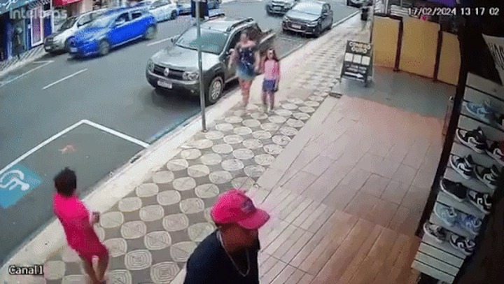 Vô cớ đánh trẻ nhỏ, người phụ nữ nhận cái kết đắng