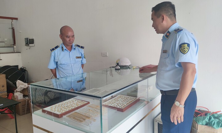 Tạm giữ hàng trăm sản phẩm trang sức mỹ ký bán trên mạng xã hội