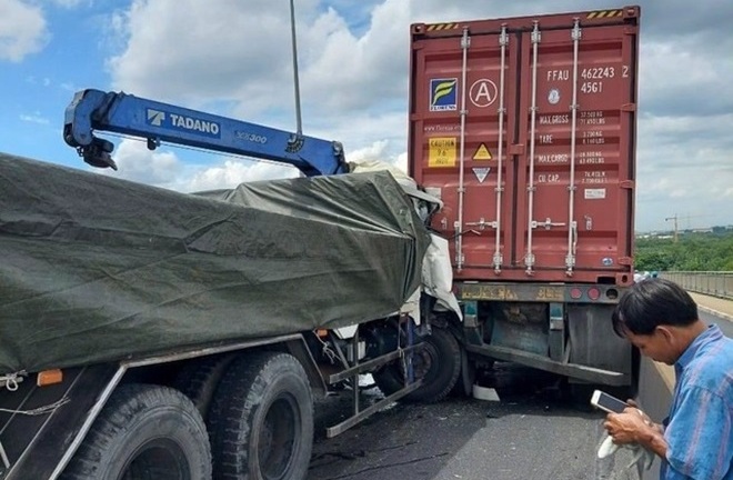 Tin tức tai nạn giao thông mới nhất ngày 26/6: Xe tải mất lái, lật ngang đường