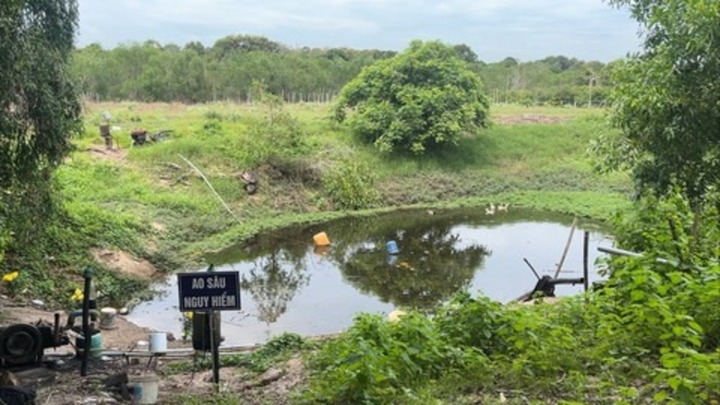 Đi làm về, chồng bàng hoàng phát hiện vợ, con và cháu tử vong dưới ao nước