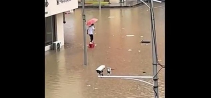 Mang ghế ra  "lướt sóng " giữa đường ngập, nam thanh niên nhận cái kết đắng