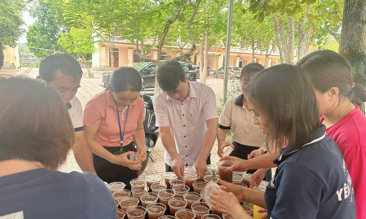 Kỳ thi tốt nghiệp THPT năm 2024: Thầy cô giáo nấu chè, ép nước mía tiếp sức học sinh