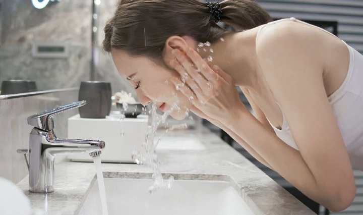 Rửa mặt khi tắm có hại gì?