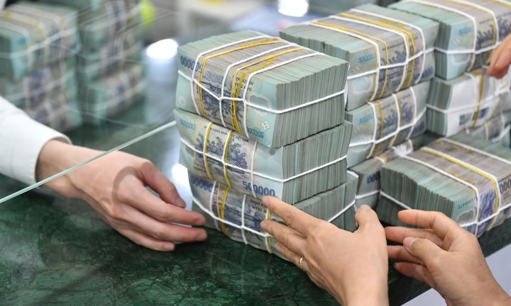 Tiền gửi vào ngân hàng tăng cao chưa từng thấy