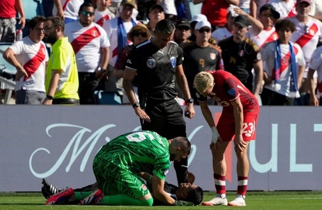 Trọng tài biên ngất xỉu tại Copa America 2024 do sốc nhiệt