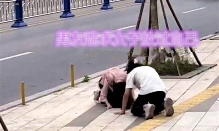 Đôi trai gái liên tục quỳ lạy nhau trên đường, bất ngờ khi nội tình được hé lộ