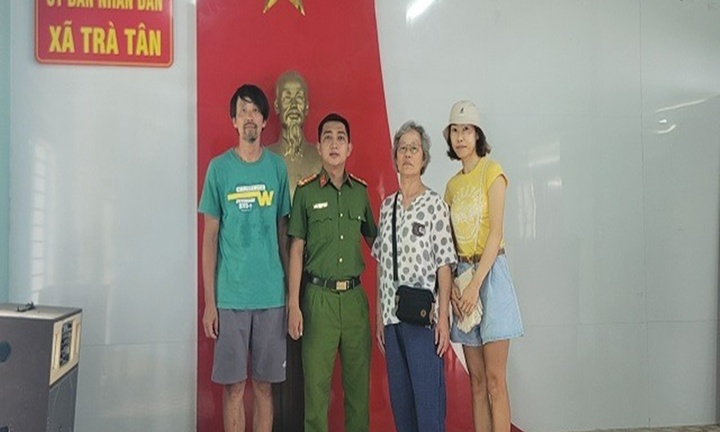 Du khách đi lạc từ Hội An lên huyện miền núi, Công an xã giúp đoàn tụ gia đình 