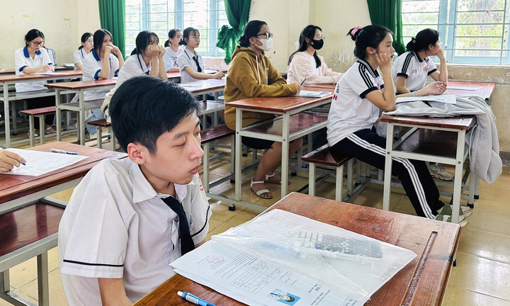 Được miễn thi tốt nghiệp theo diện hòa nhập, nam sinh vẫn dự thi xem 