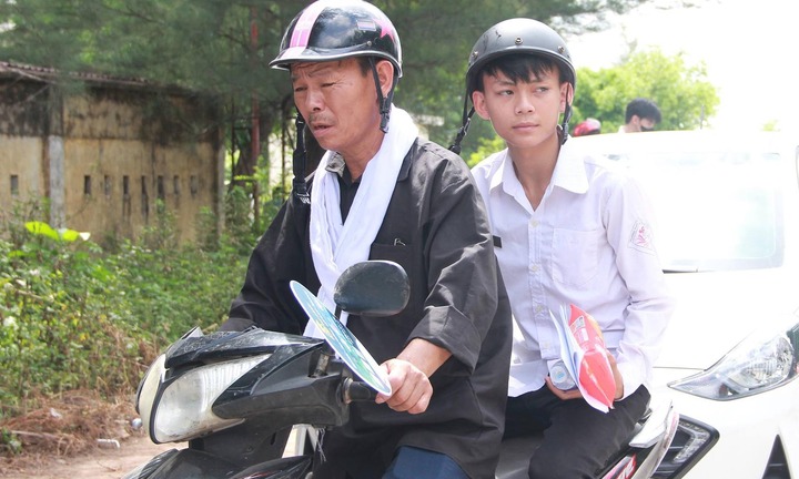Nghẹn lòng hình ảnh người cha choàng khăn tang trắng đưa con đi thi tốt nghiệp