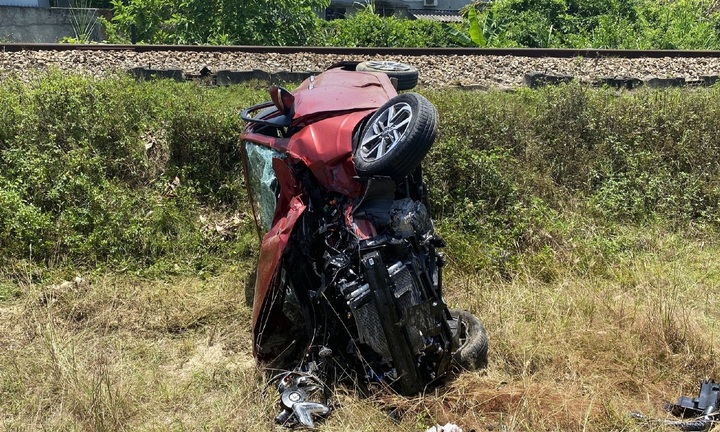 Quảng Nam: Ô tô văng gần chục mét, biến dạng sau khi bị tàu hỏa tông