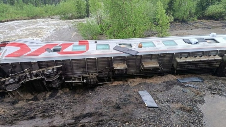 Tàu chở khách bị trật bánh, ít nhất 70 người bị thương