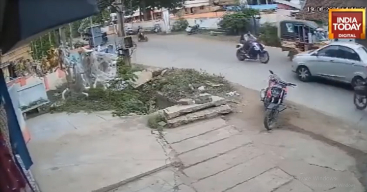 Tông trực diện ô tô, 2 người đi xe máy bị hất văng