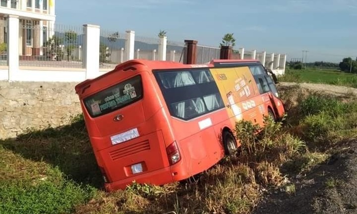 Tin tức tai nạn giao thông mới nhất ngày 29/6: Xe khách lao xuống ta-luy QL1