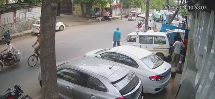 Video: Đâm tử vong người đi đường, tài xế xe buýt bỏ trốn khỏi hiện trường