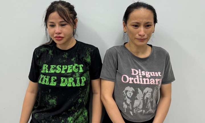 Bí mật bên trong sạp bán nhang của hai chị em trước nghĩa trang