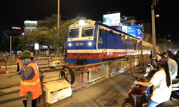 Các phương tiện phải dừng cách đường ray tàu hỏa bao nhiêu mét thì không bị phạt?