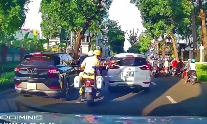 Cảm động hình ảnh 2 cán bộ CSGT mở đường cho xe chở sản phụ đi cấp cứu