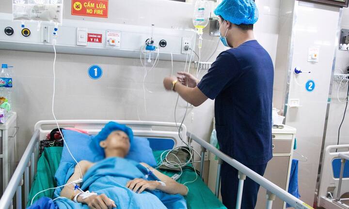 Báo động đỏ cứu nam thanh niên nguy kịch sau tai nạn giao thông