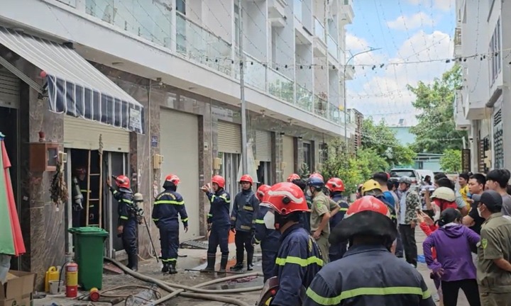 Cháy lớn nhà 4 tầng ở TP.HCM, 3 người trèo sang nhà hàng xóm thoát nạn