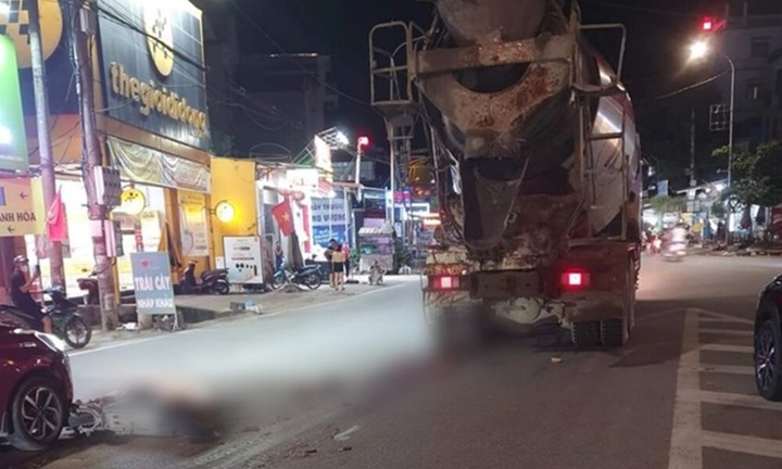 Va chạm giữa xe máy điện với xe con, người đàn ông bị xe bồn cán tử vong
