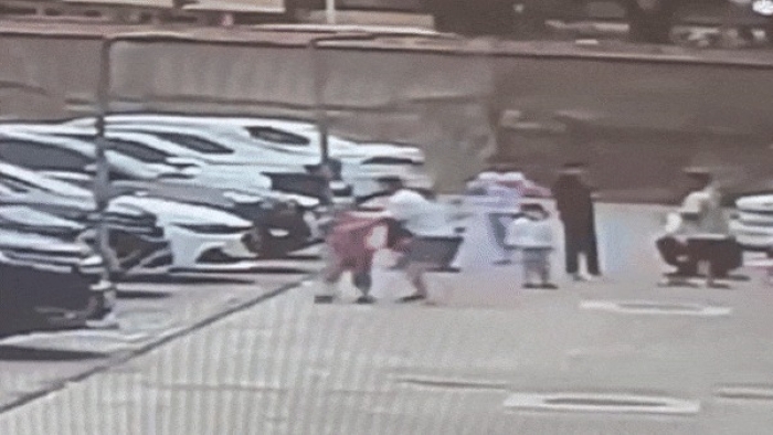 Bé trai bị người đàn ông tấn công giữa đường, bất ngờ lý do phía sau