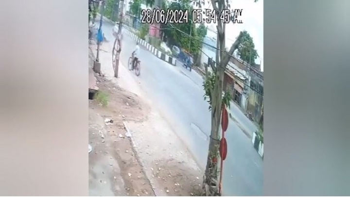 Video: Ô tô hất văng 2 người đi xe máy xuống đường rồi bỏ chạy