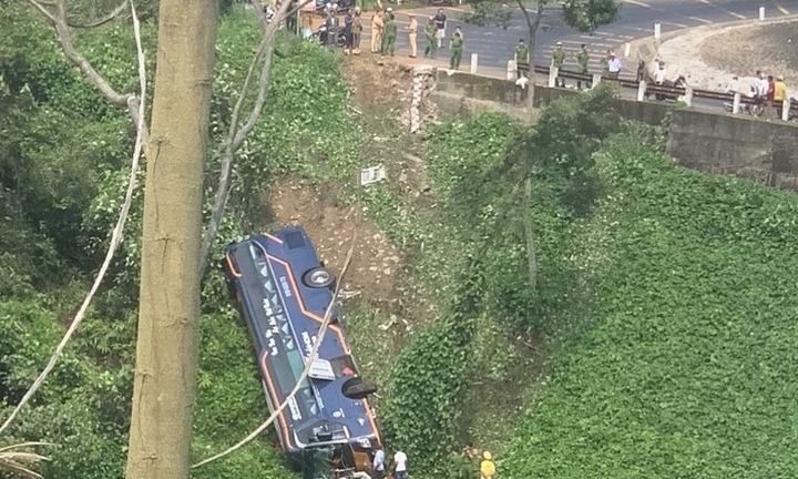 Xe du lịch lao xuống vực ven Quốc lộ 28, nhiều người bị thương