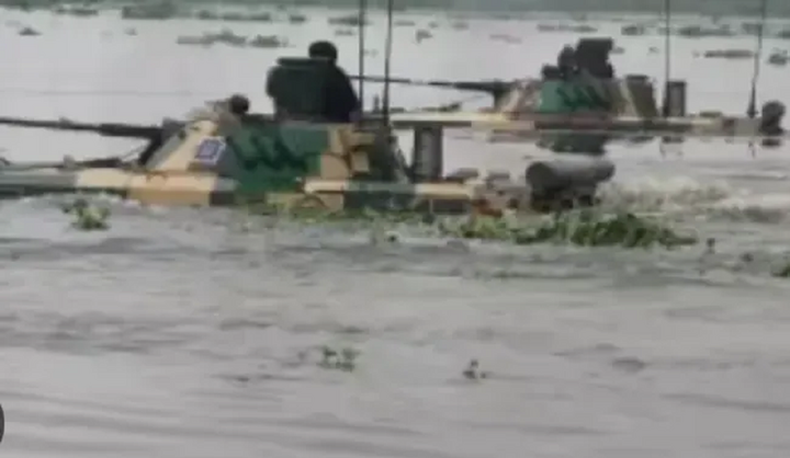 Xe tăng Ấn Độ bị lũ nhấn chìm, 5 binh sĩ thiệt mạng