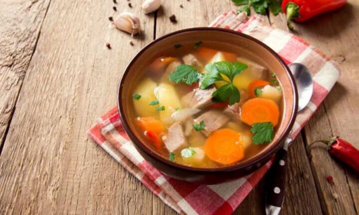 Cách nấu canh xương bò rau củ bổ dưỡng cho cả nhà
