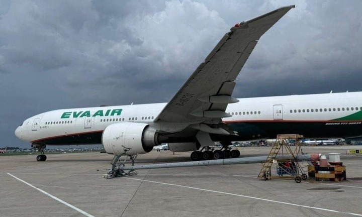 Máy bay phải quay về bến đỗ sau khi va vào cột đèn, móp cánh ở Tân Sơn Nhất