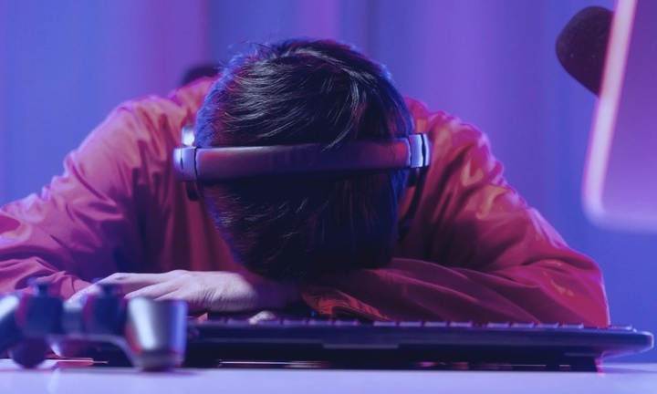 Người đàn ông qua đời tại quán cà phê 30 tiếng nhưng không ai phát hiện