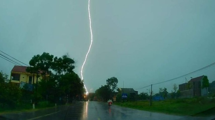 Vụ người phụ nữ bị sét đánh tử vong ở Hà Nội: Nạn nhân là giáo viên mầm non