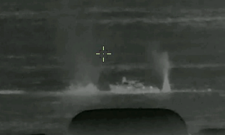 Cận cảnh màn đối đầu giữa tàu chiến Nga và xuồng không người lái Ukraine