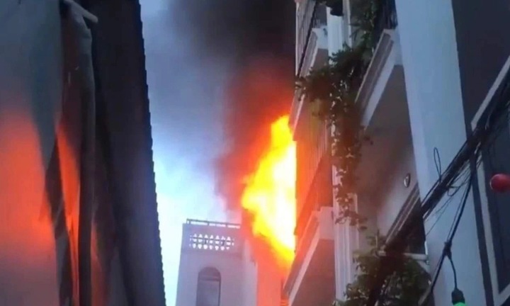 Cháy nhà 5 tầng ở Hà Nội, lửa bốc ngùn ngụt