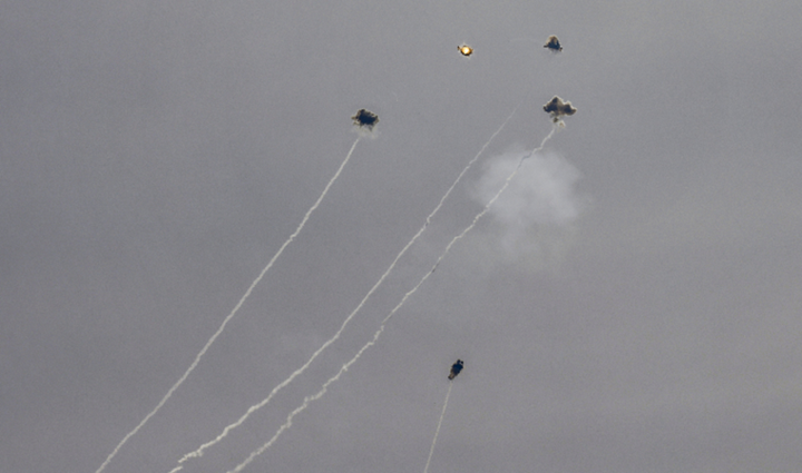 Ít nhất 100 quả tên lửa phóng từ Liban trút xuống Israel 