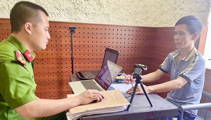 Khởi tố đối tượng quay lén khách ở nhà nghỉ, đe dọa tống tiền