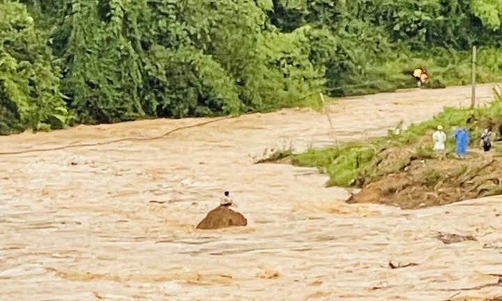 Video: Giải cứu người đàn ông mắc kẹt giữa dòng lũ quét ở Quảng Nam