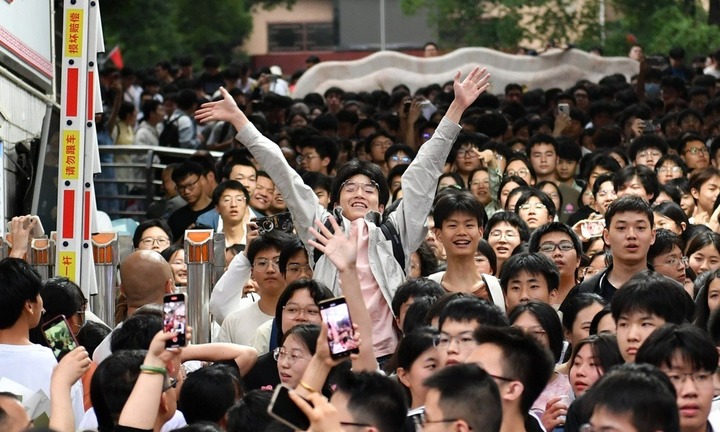 Lắp camera trong phòng con trai suốt 6 năm học, phụ huynh nhận 