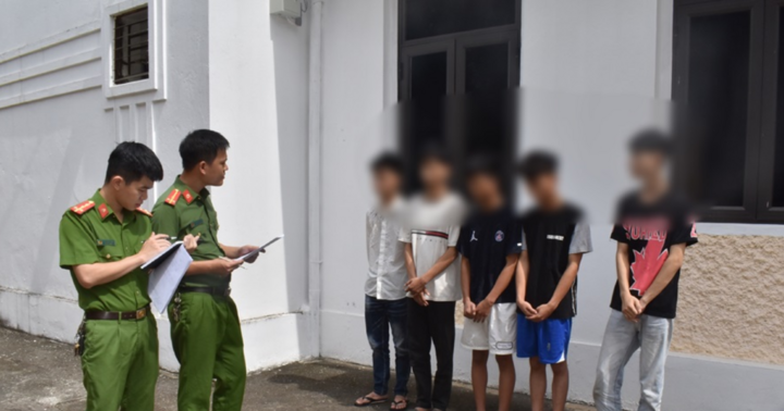 Nhóm thanh niên mang tuýp sắt vô cớ tấn công người đi đường sau giờ tan làm