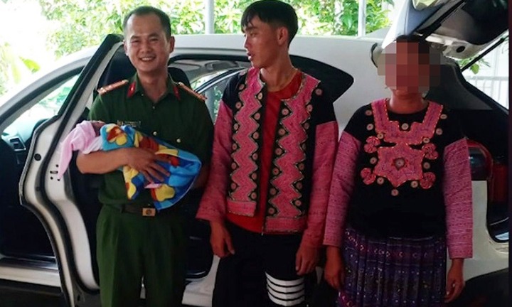 Phó trưởng công an huyện đỡ đẻ cho sản phụ người dân tộc Mông