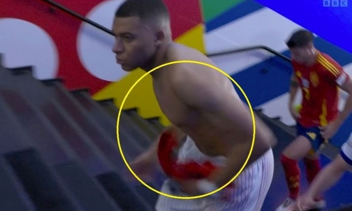 Kylian Mbappe có hành động gây tranh cãi