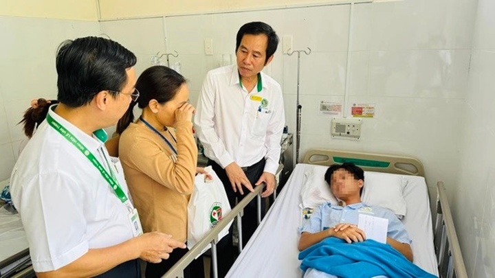 Nam sinh bị cô ruột đầu độc xyanua đủ điều kiện đặc cách tốt nghiệp THPT