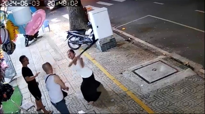 Nguyên nhân người đàn ông và phụ nữ cầm gậy xô xát ở trung tâm TP.HCM